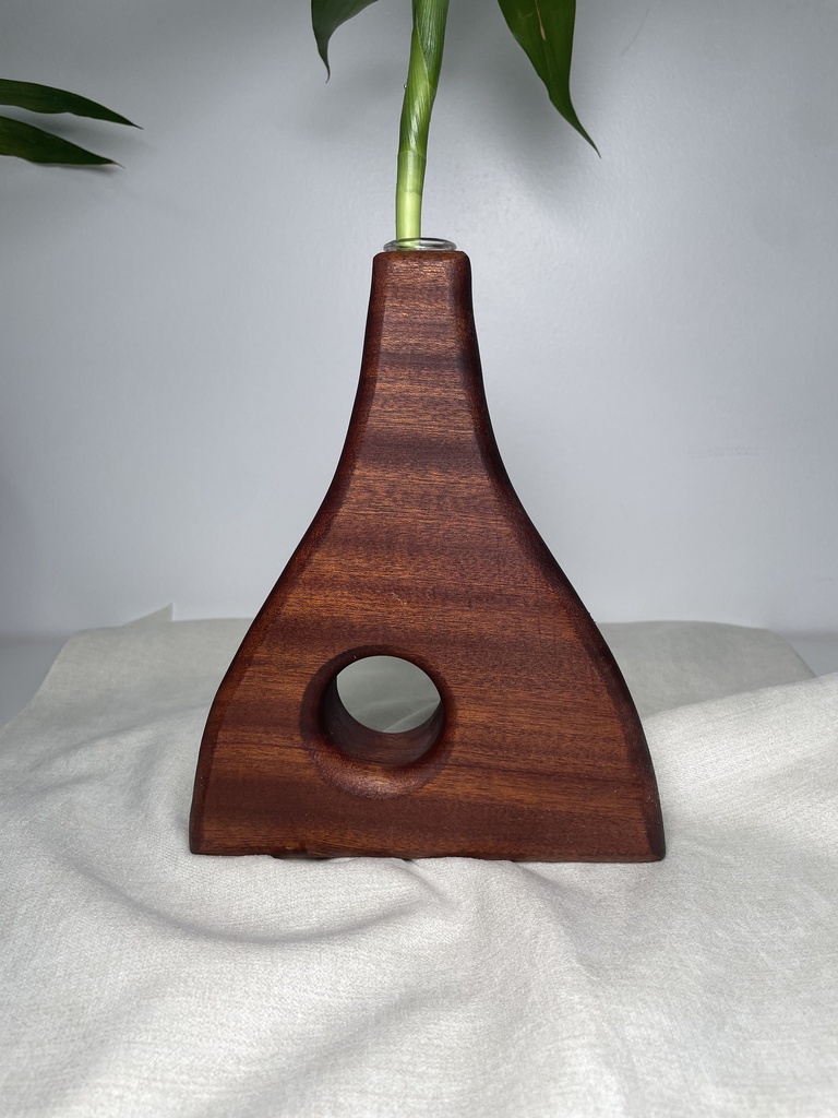 مزهرية بتصميم كلاسيكي