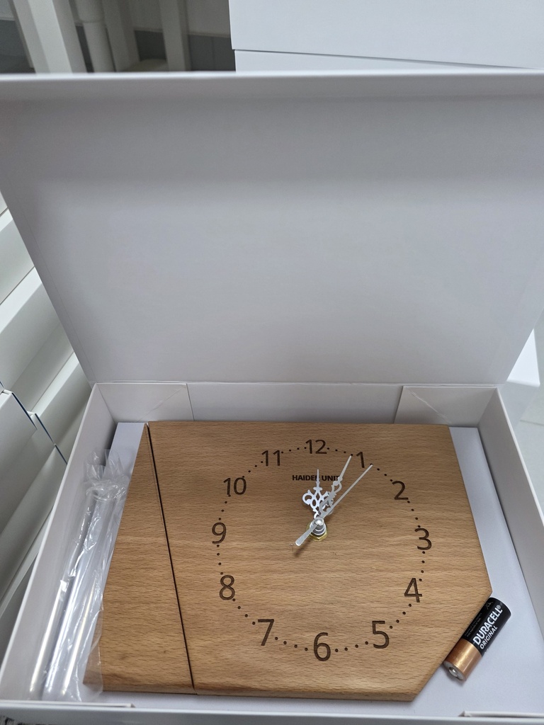 ساعة مضلعة حجم23